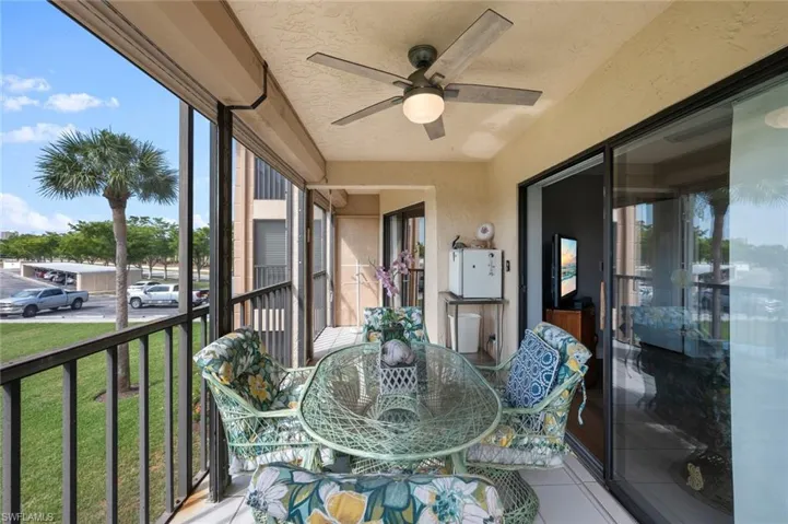 Sunroom / solarium with ceiling fan