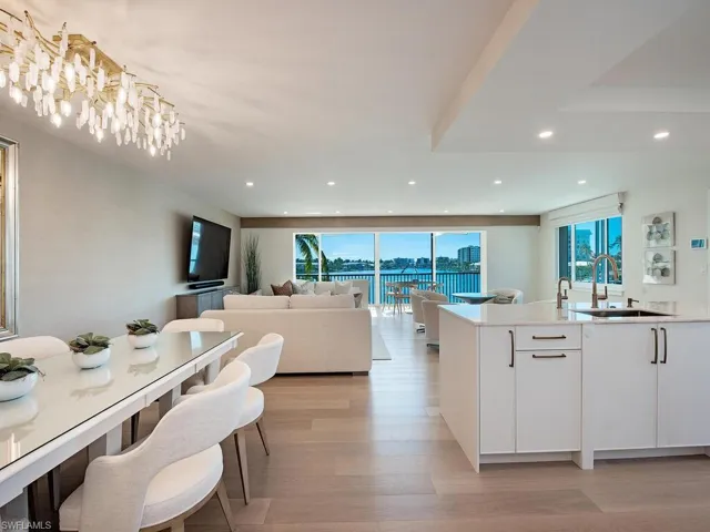 222  Harbour  DR, Naples, FL 34103