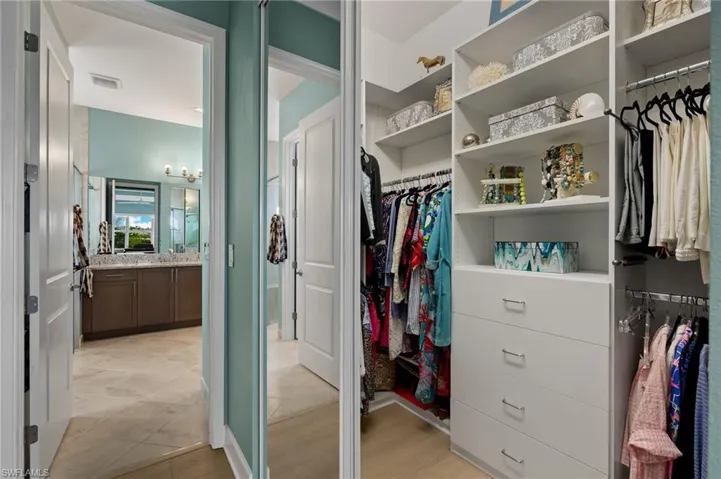 What a treat! Beautiful custom California closets present here! JUST MOVE IN!!!
