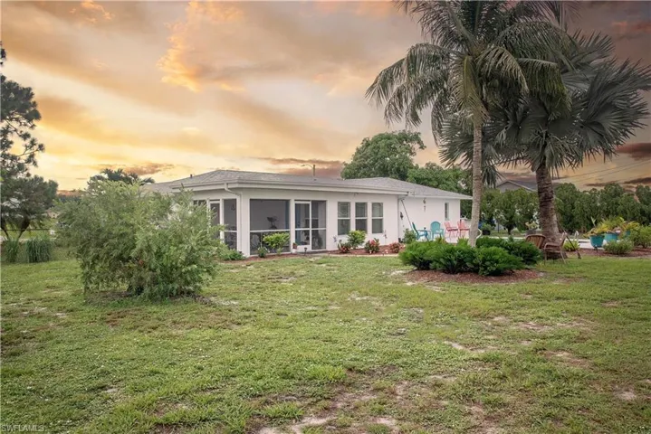 View of front facade with a yard
