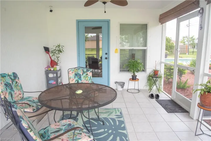 Sunroom / solarium with ceiling fan