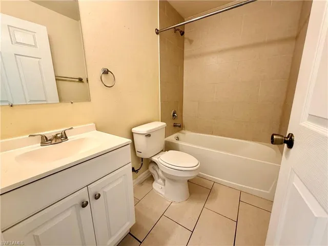 1044 Ne 8th Pl 1104, Cape Coral, Florida 33909