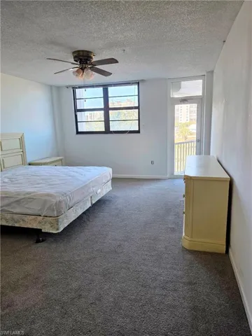 Huge space with exit door to Lanai