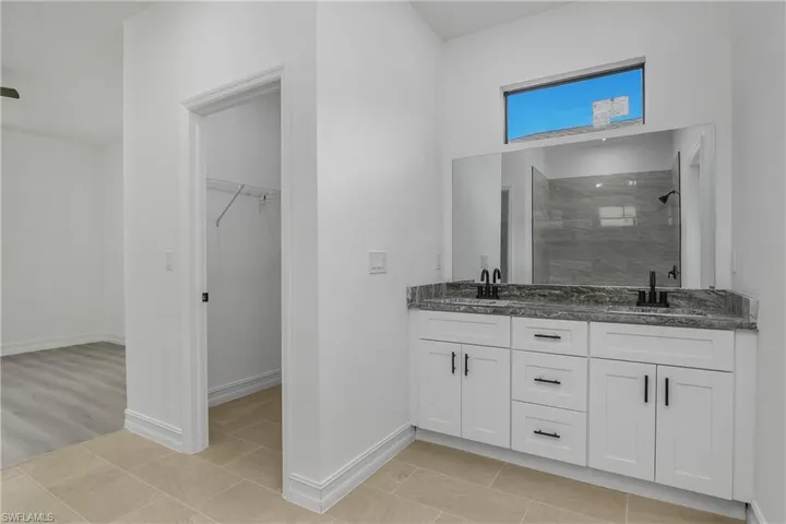 2nd picture of main suite's en-suite Bath