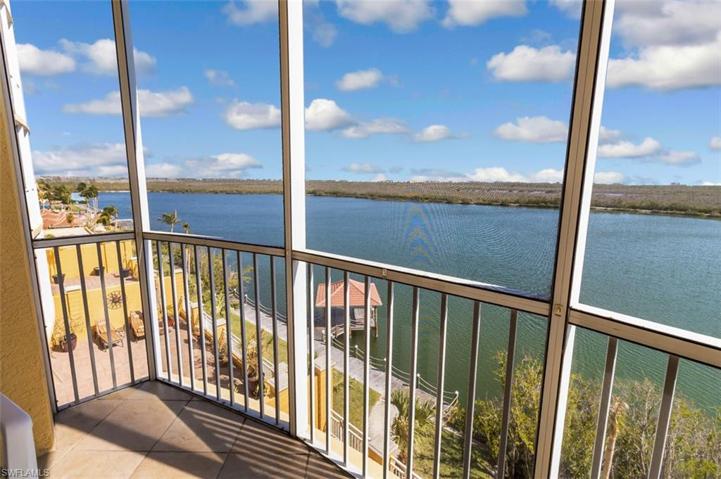 Lanai 1 overlooking lake