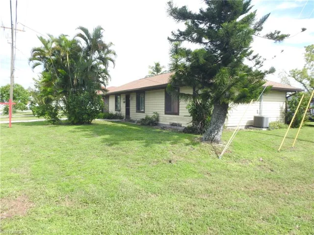 View of yard featuring cooling unit