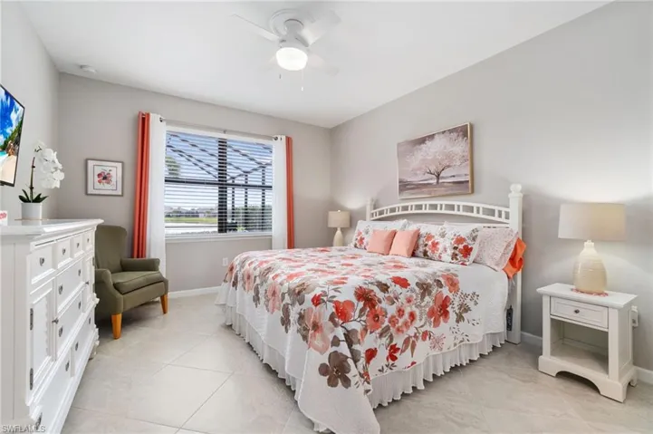 Large Primary Bedroom w/ensuite bath and walk in closet