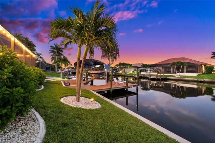 Enjoy famous SW Florida indoor outdoor living at its finest here!