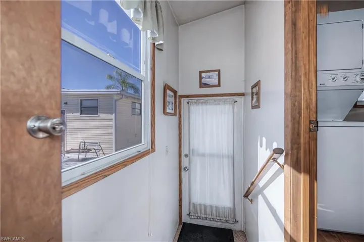 Entryway with stacked washing machine and dryer