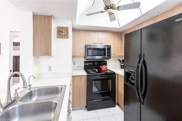 Turnkey kitchen with large and small applicances included
