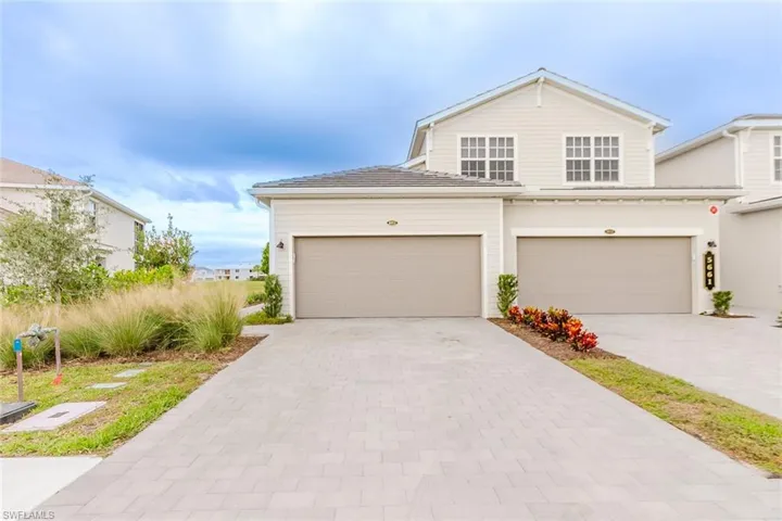 Traditional-style house with driveway