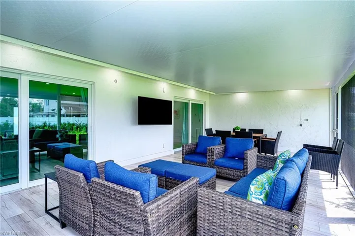BBQ Grill, Large screen TV