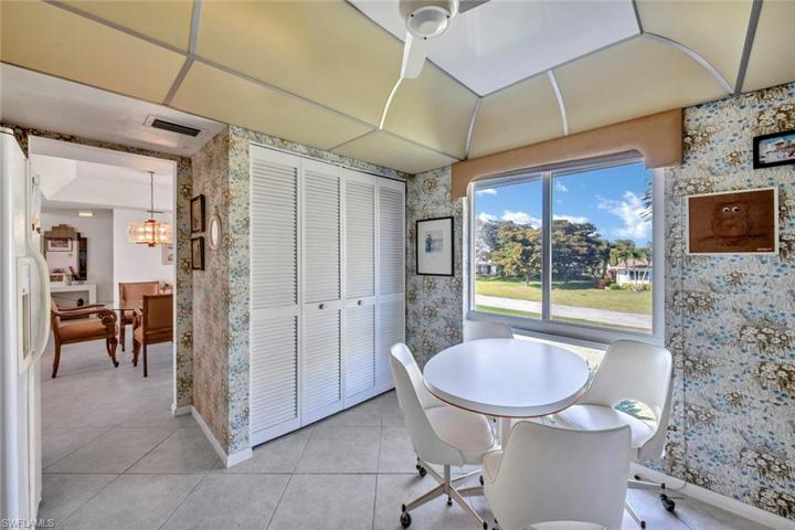 Kitchen breakfast area