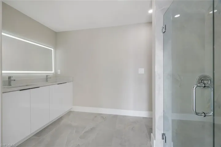 owner's ensuite bath/bano principal