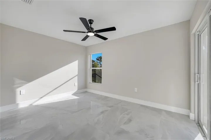 optional second owner's suite with private bath and lanai access/segundo dormitorio principal con bano privado y acceso a la terraza