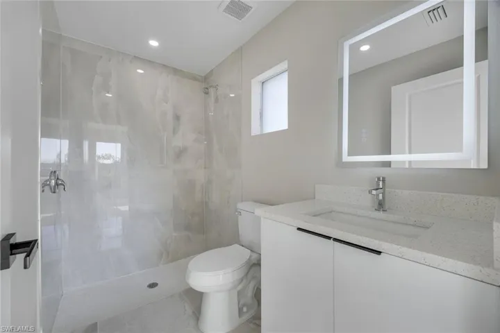 optional second owner's suite - private bath/segundo dormitorio principal - bano privado