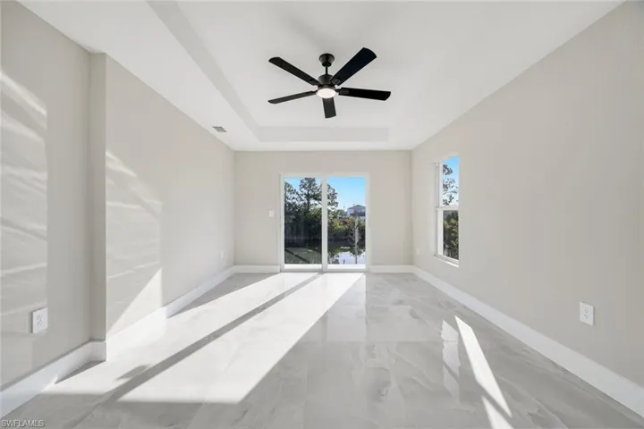 owner's suite with private ensuite bathroom/dormitorio principal con bano privado