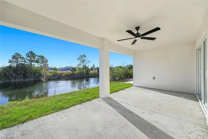 large lanai with views of the water/lanai grande con vistas al agua