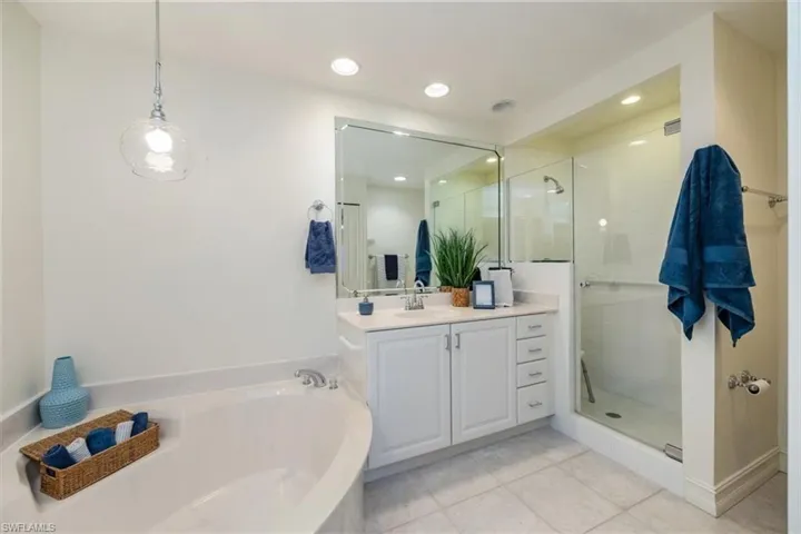 8208 Saratoga Dr # 202, Naples Fl 34113