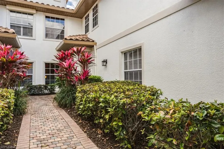 8208 Saratoga Dr # 202, Naples Fl 34113
