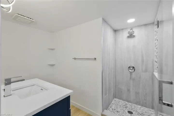 upper level 2nd bathroom