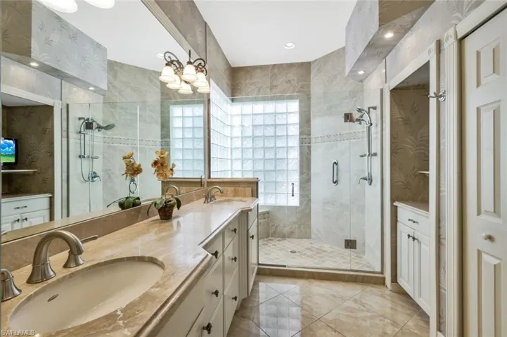 Dual vanities, large open space -- preparing for the day ahead will be a pleasure! Plenty of room for two!