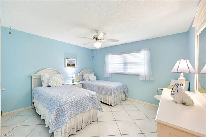2000  Alamanda  DR, Naples, FL 34102