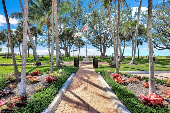 2000  Alamanda  DR, Naples, FL 34102