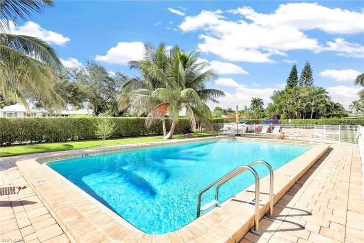 2000  Alamanda  DR, Naples, FL 34102
