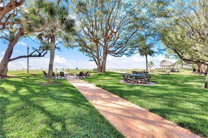 2000  Alamanda  DR, Naples, FL 34102