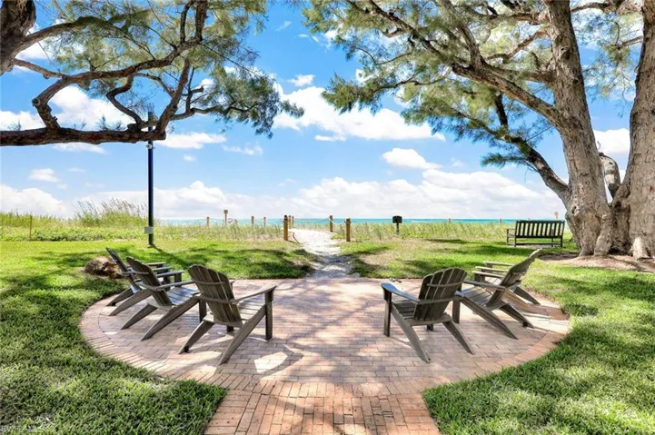 2000  Alamanda  DR, Naples, FL 34102