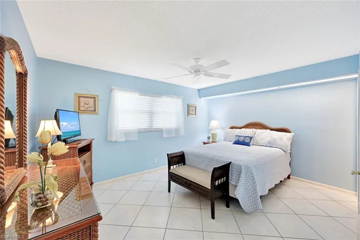 2000  Alamanda  DR, Naples, FL 34102