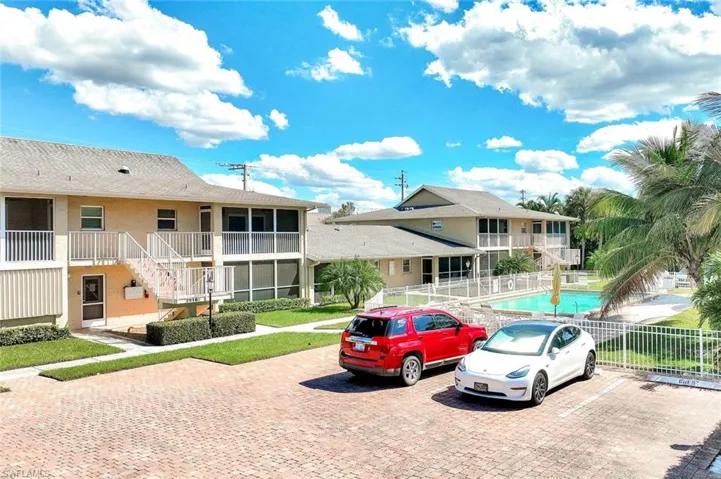 2000  Alamanda  DR, Naples, FL 34102
