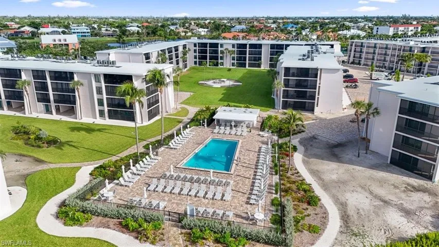 Bird's eye view of apartment complex and a pool area