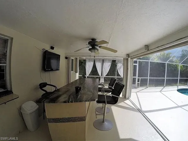Sunroom / solarium with ceiling fan