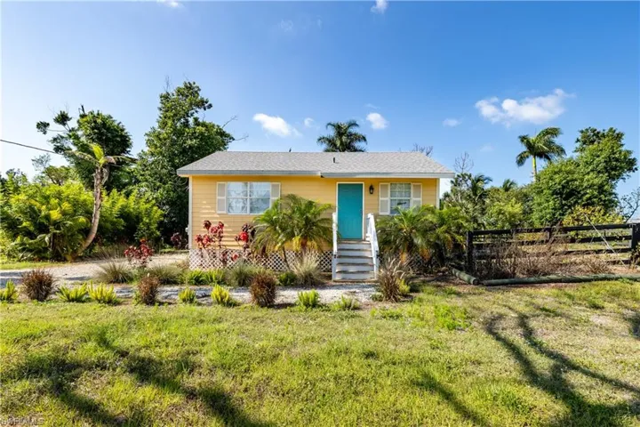View of front facade with a front lawn