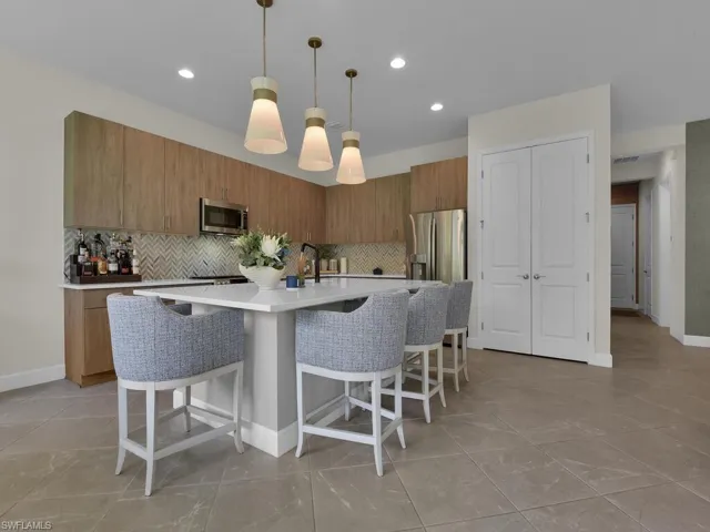 Kitchen w/ Breakfast Bar