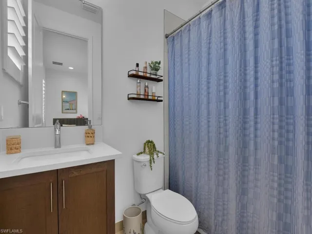 Guest Suite Bath - Second Floor