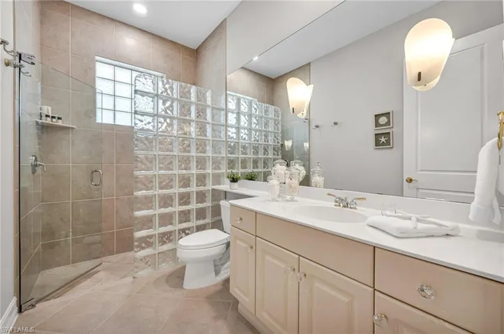 This guest bath is used for both bedrooms, on either side of it.