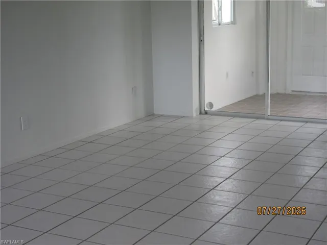 HIGH CEILING IN DINING AREA