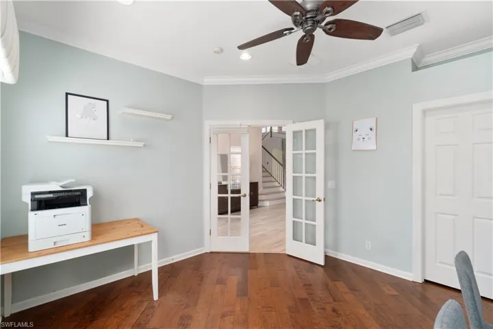 1st Floor guest bedroom