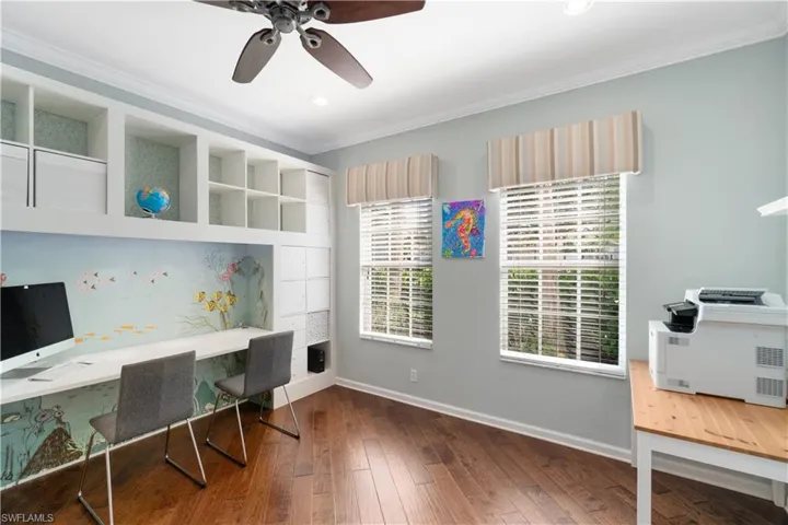 1st Floor guest bedroom
