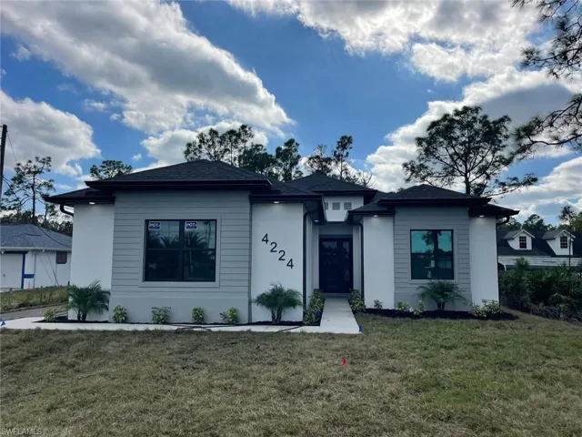 View of front facade featuring a front yard