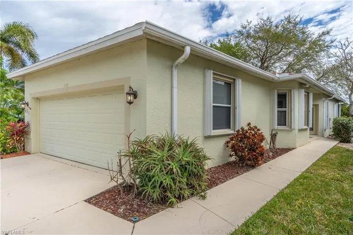 431  Crossfield E CIR, Naples, FL 34104
