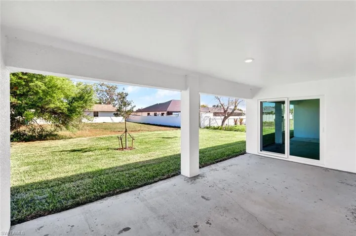 large lanai with views of the yard/lanai grande con vistas al jardin