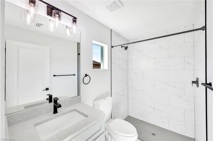 optional second owner's suite - private bath/segundo dormitorio principal - bano privado