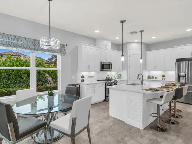 Lg dining area and 10ft island/ breakfast bar