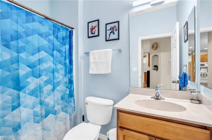 Guest Bathroom with Tub/Shower Combo