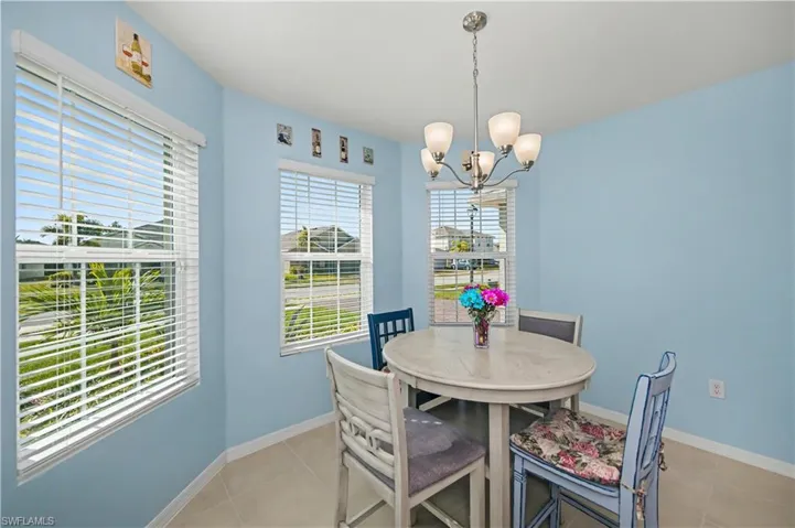 beautiful bay windows to enjoy your breakfast with plenty of natural light