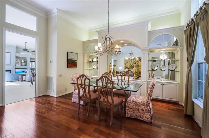 High Ceilings w. Rich Crown Molding